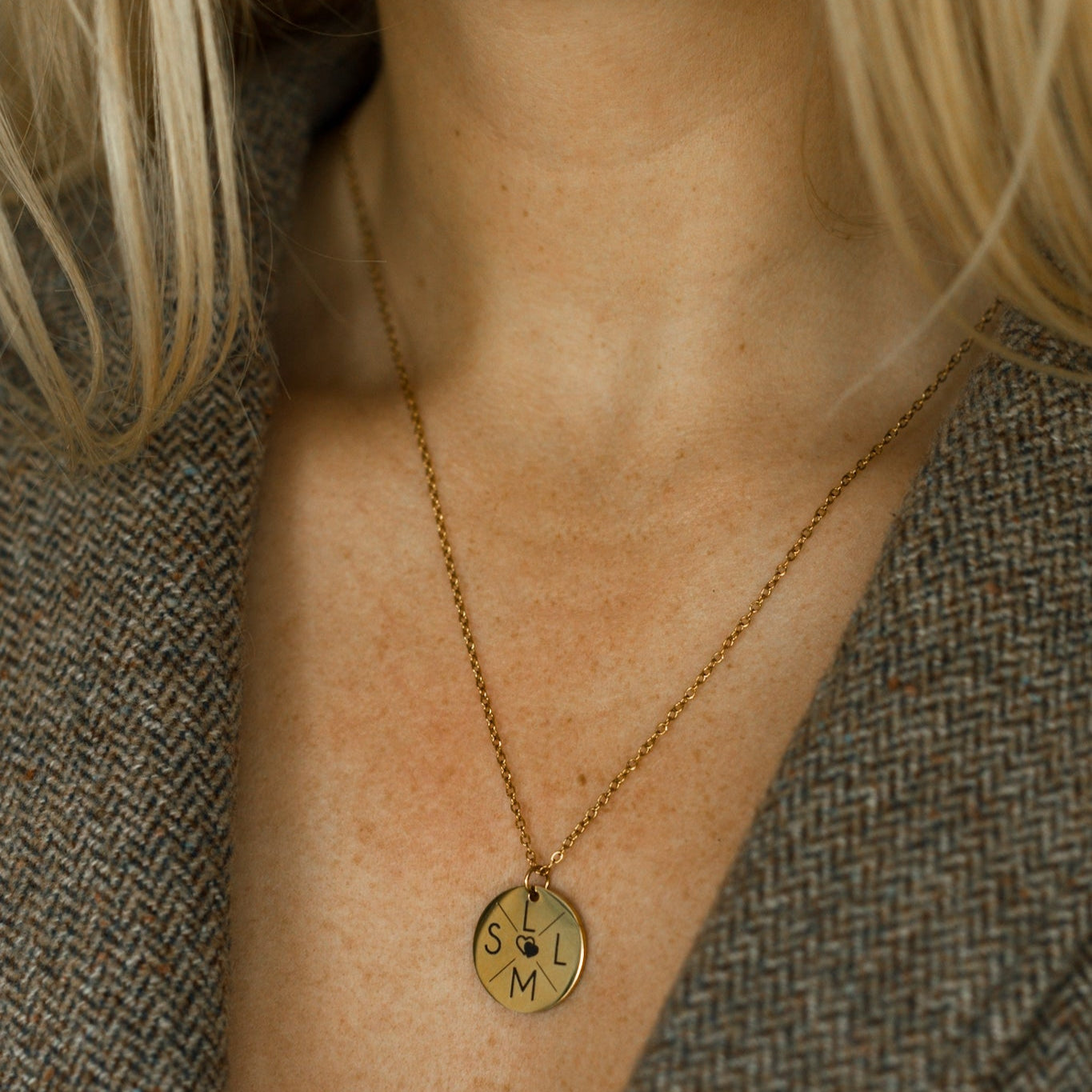 Hálsmen með 4 stafa einrit