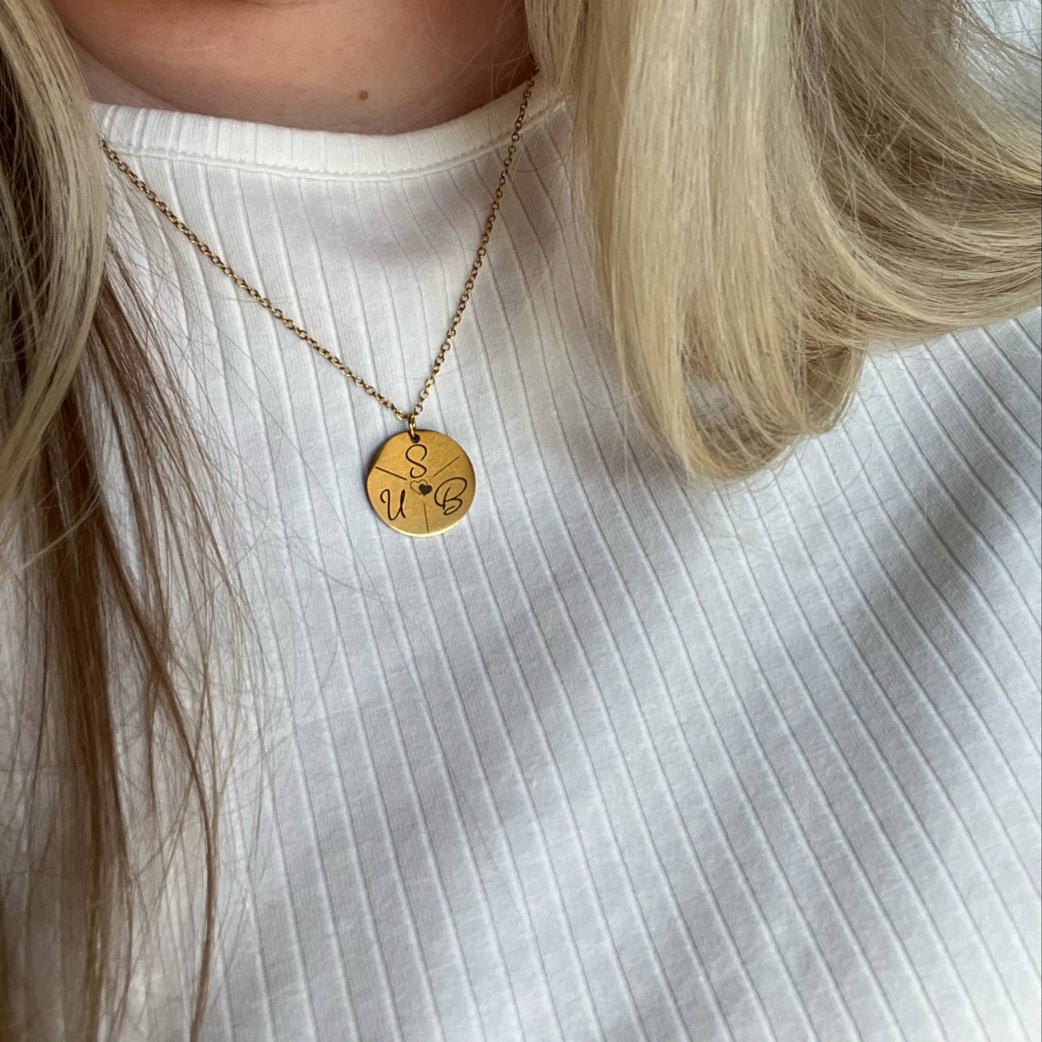 Hálsmen með 3 stafa einrit