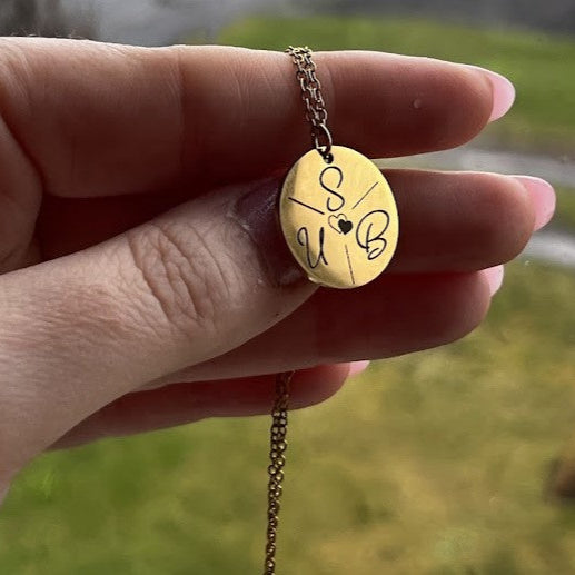 Hálsmen með 3 stafa einrit